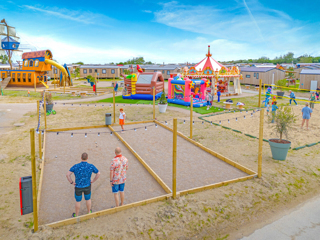 Jeu de boules, piratenspeeltuin, springkastelen op camping VAGUES OCEANES Licorne Duinkerke.