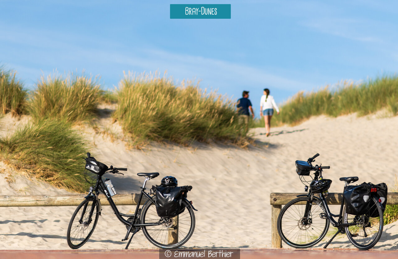 Fietsen geparkeerd op de strandpromenade van Bray-Dunes, te bezoeken.