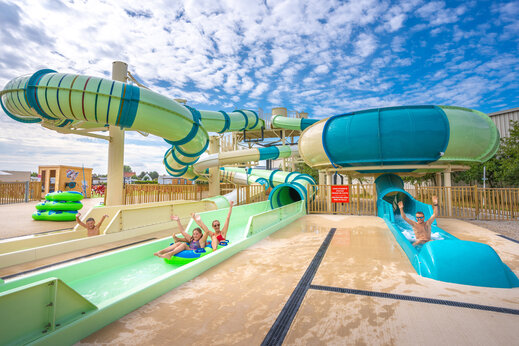 Gigantische waterglijbanen met zwemmers, camping VAGUES OCEANES Licorne in Duinkerke (59).