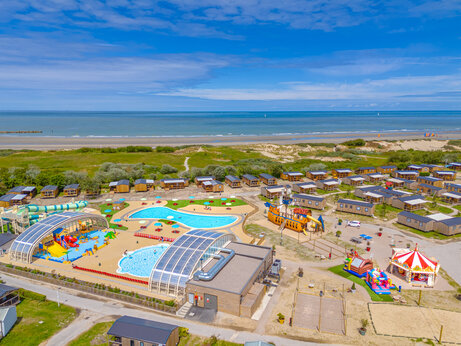 Waterpark, glijbanen, speeltoestellen en stacaravans, luchtfoto op camping VAGUES OCEANES Licorne in Duinkerke (59).