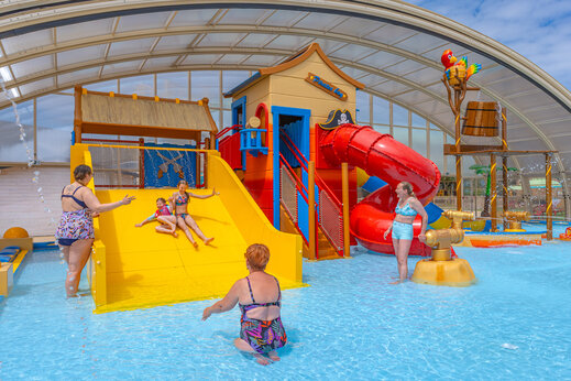 Overdekt zwembad, glijbanen en waterspellen op camping VAGUES OCEANES Licorne in Duinkerke.