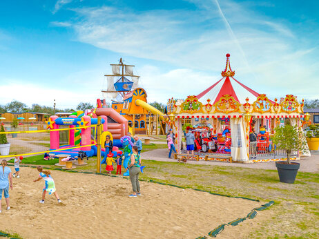 Piratenschip, springkasteel, draaimolen op camping VAGUES OCEANES Licorne Duinkerke.