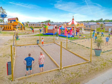 Speeltuinen, jeu-de-boulesbaan en volleybal op camping VAGUES OCEANES Licorne in Duinkerke (59).