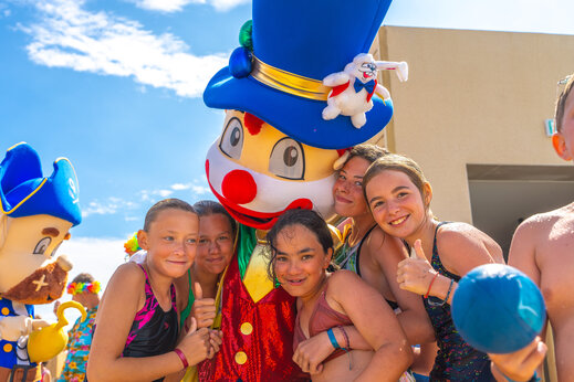 Lachende kinderen met mascottes op camping VAGUES OCEANES Licorne in Duinkerke (59).