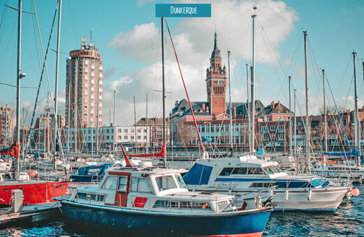 Jachthaven van Duinkerke met boten en historische gebouwen.