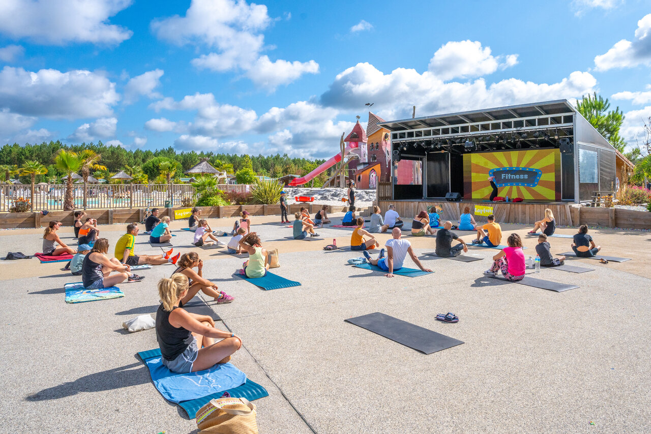 Outdoor fitnessles op podium, deelnemers, camping CAPFUN Lila in LINXE (40).