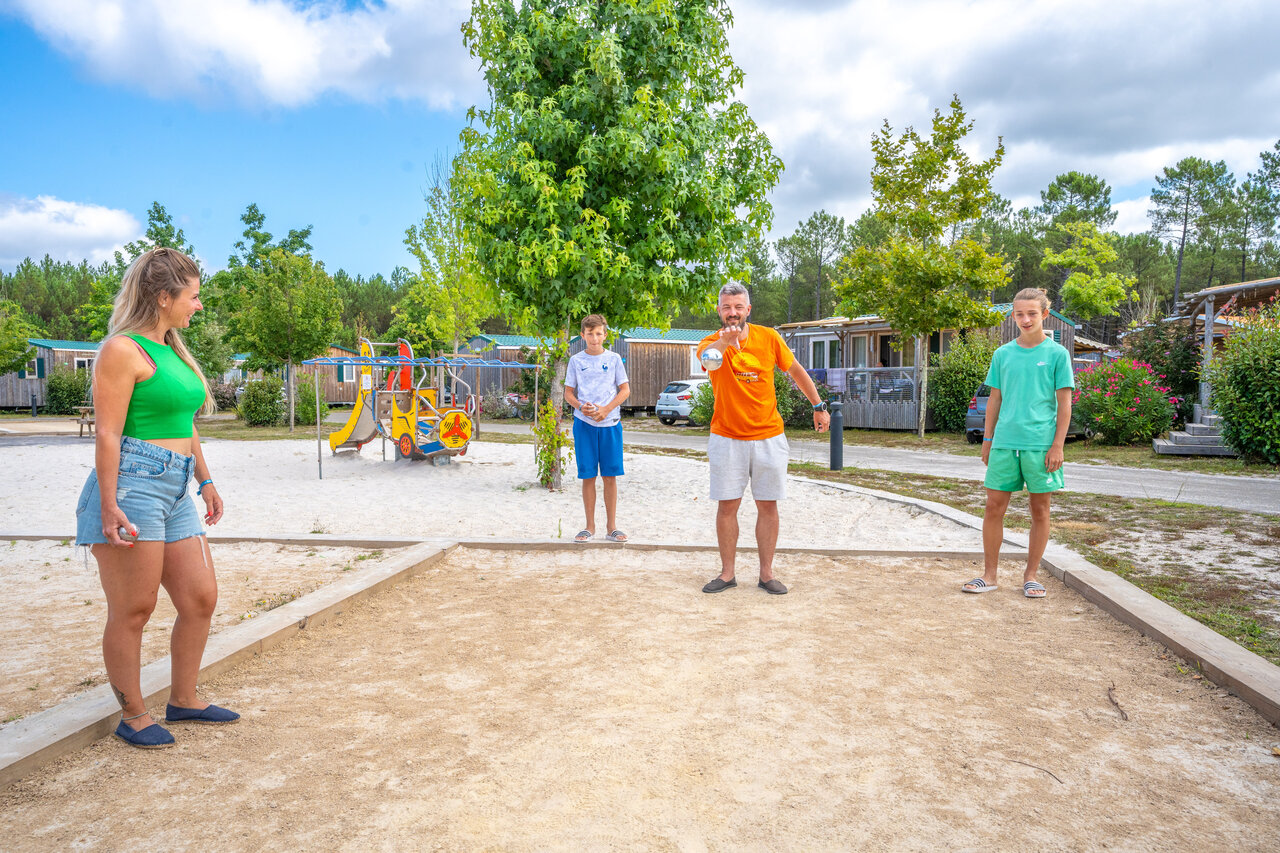 Familie speelt jeu de boules op camping CAPFUN Lila in LINXE (40).