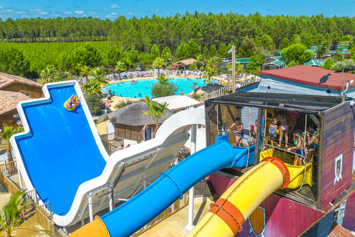 Reusachtige waterglijbanen en lagunezwembad op camping CAPFUN Lila in LINXE (40).