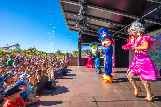 Animatie show met mascottes en enthousiast publiek op camping CAPFUN Lila in LINXE (40).