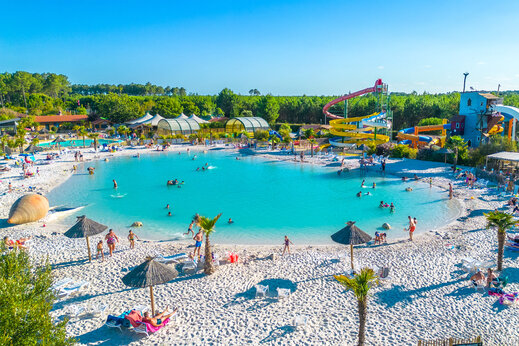 Groot lagunezwembad, zandstrand, waterglijbanen op camping CAPFUN Lila in LINXE (40).