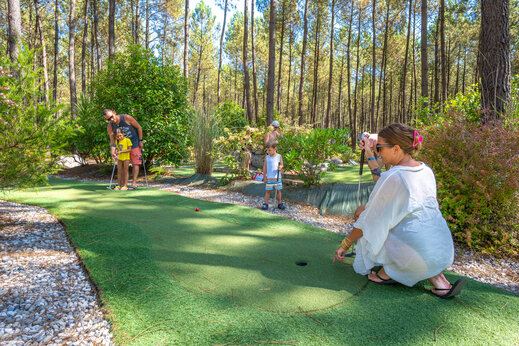Familie speelt minigolf in bosrijke omgeving op camping CAPFUN Lila in LINXE (40).
