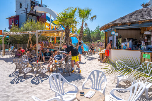Buitenbar en zandterras op camping CAPFUN Lila in LINXE (40).