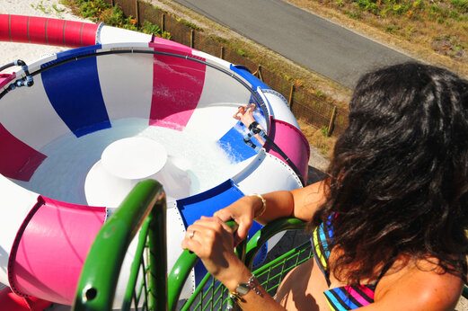 Reusachtige waterglijbaan en zwembad op camping CAPFUN Lila in LINXE (40).