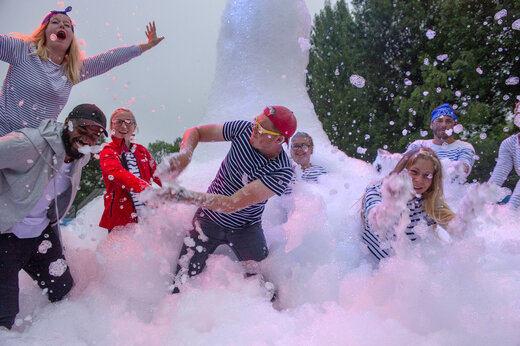 Feestelijke schuimanimatie met vakantiegangers op camping CAPFUN Lila in LINXE (40).