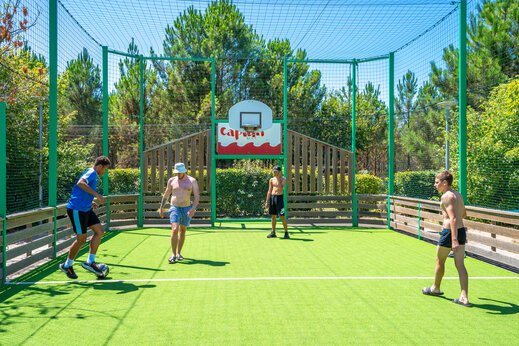 Multisportterrein met mensen die voetballen op camping CAPFUN Lila in LINXE (40).
