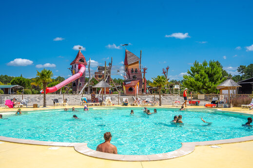 Buitenzwembad met glijbaan en waterspeeltuin op camping CAPFUN Lila in LINXE (40).