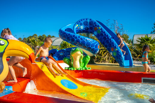 Waterspeeltuin met kleurrijke glijbanen voor kinderen op camping CAPFUN Lila in LINXE (40).
