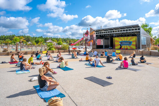 Outdoor fitnessles met groep op camping CAPFUN Lila in LINXE (40).