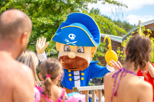 Piratenmascotte vermaakt kinderen op camping CAPFUN Lila in LINXE (40).