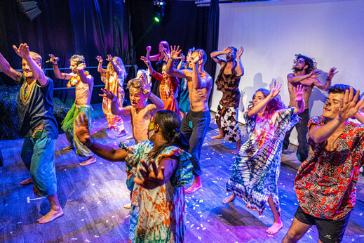Animatieshow met verklede en geschminkte dansers op camping CAPFUN Lila in LINXE.