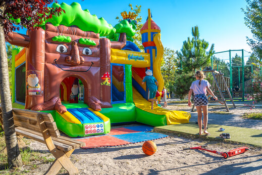 Gigantisch opblaasbaar kasteel voor kinderen op camping CAPFUN Lila in LINXE (40).
