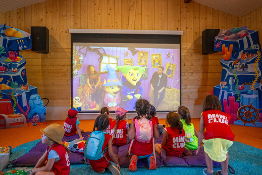Kinderen van de Mini Club kijken naar een animatieshow op camping CAPFUN Lila in LINXE (40).
