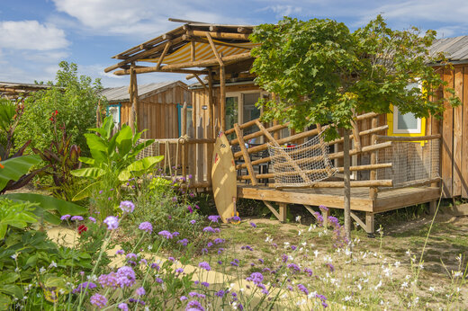 Houten Mobil-home, terras, surfplank op camping CAPFUN Lila in LINXE (40).