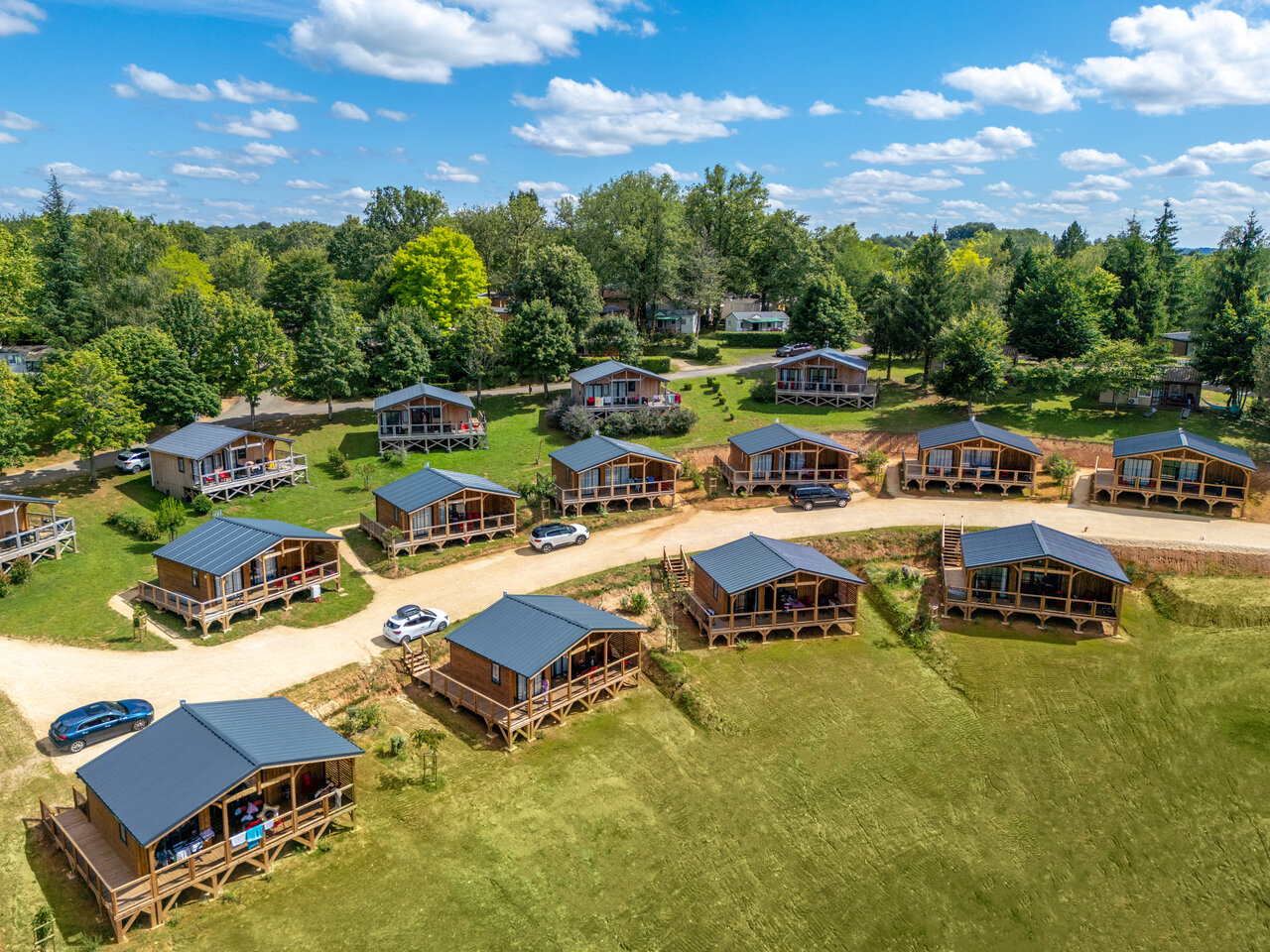 Houten chalets, terrassen, paden op camping CLICOCHIC Linotte in Le Bugue (24).