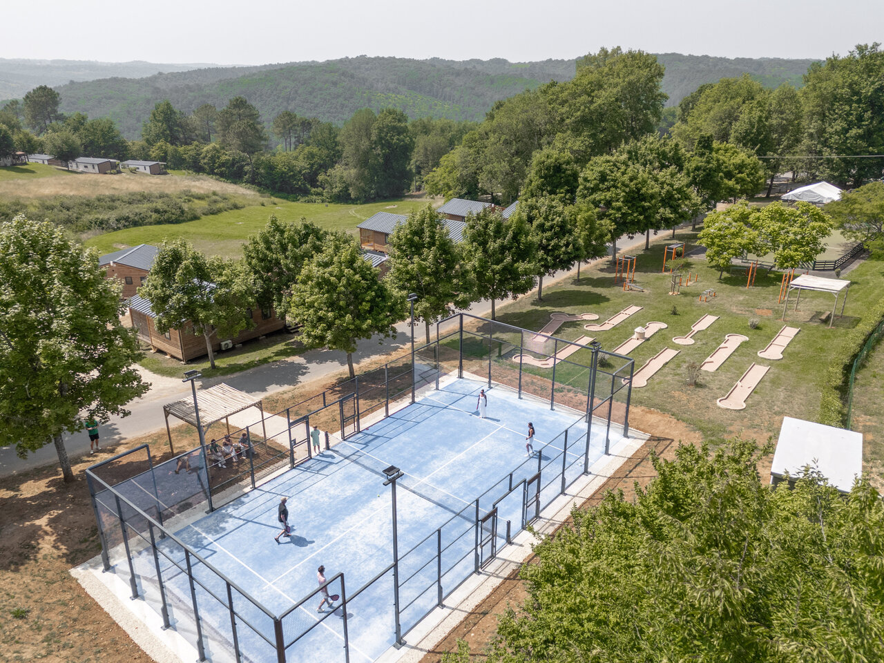 Padelbaan, minigolf, accommodaties op camping CLICOCHIC Linotte in Le Bugue (24).