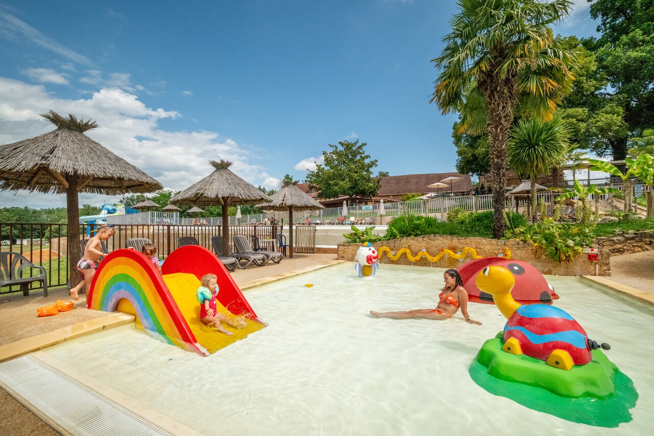 Kinderzwembad, glijbaan, waterspellen op camping CLICOCHIC Linotte in Le Bugue.