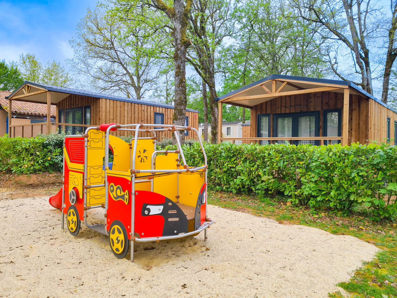 Kinderspeeltuin en moderne stacaravans op camping CLICOCHIC Linotte in Le Bugue (24).