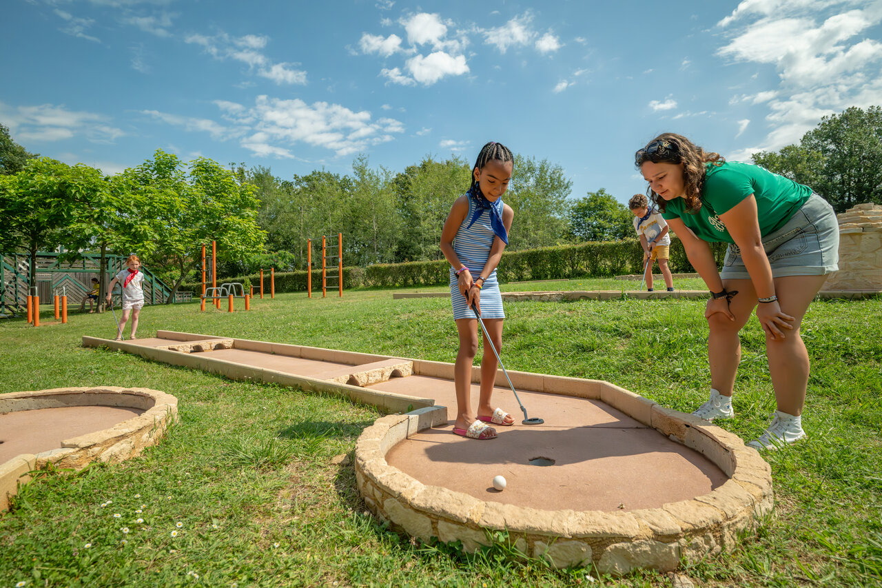 Minigolf met kinderen en animator op camping CLICOCHIC Linotte in Le Bugue (24).
