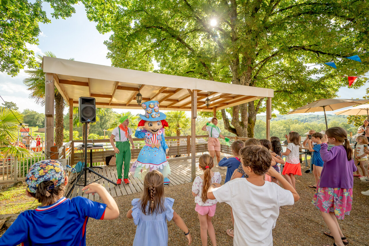Kinderen bij animatie met mascotte op camping CLICOCHIC Linotte, Le Bugue (24).