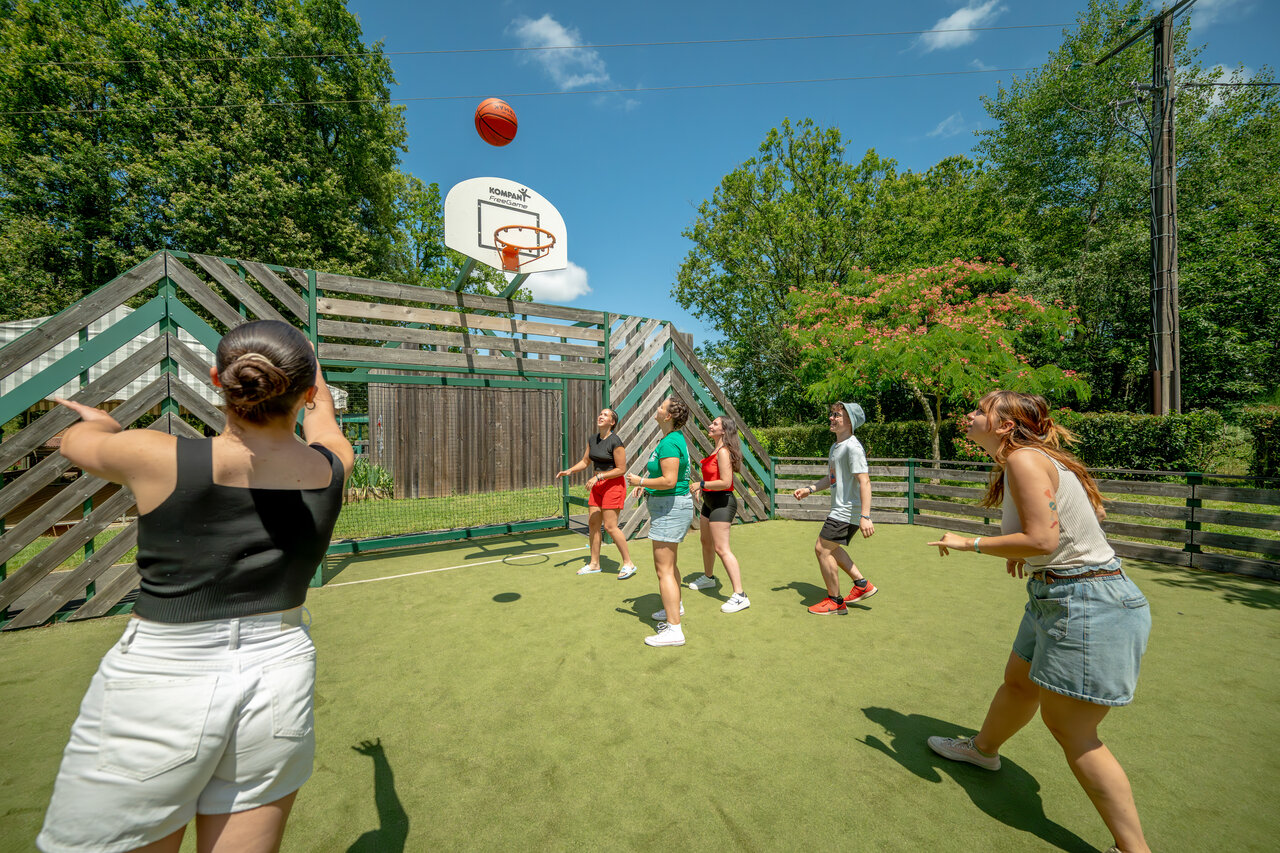 Basketbal op multisportterrein, jongeren op camping CLICOCHIC Linotte in Le Bugue (24).