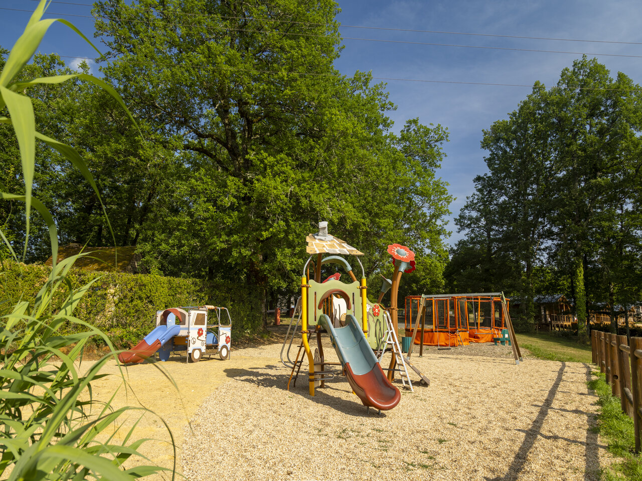 Kinderspeeltuin, glijbanen, schommels op camping CLICOCHIC Linotte, Le Bugue.