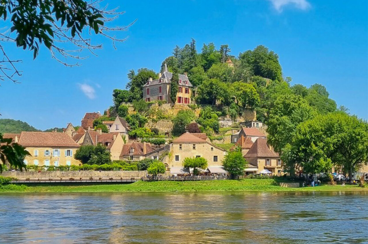 Schilderachtig middeleeuws dorp aan een rivier, te bezoeken nabij de camping in de Dordogne.