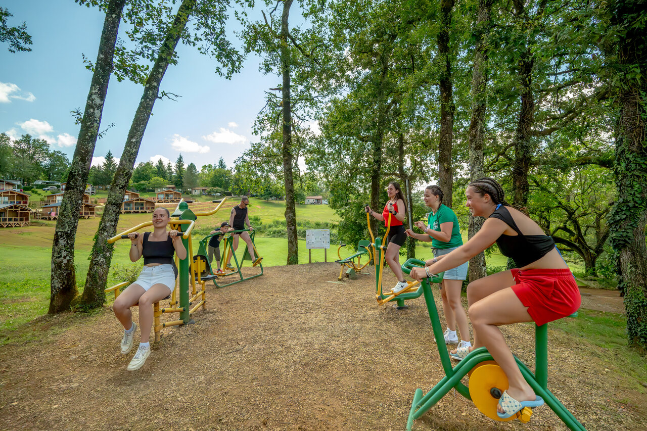 Buiten fitnessapparaten met actieve kampeerders op camping CLICOCHIC Linotte, Le Bugue (24).