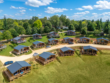 Houten Mobil-homes met terrassen, luchtfoto op camping CLICOCHIC Linotte in Le Bugue (24).
