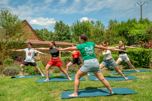 Yoga les buiten met instructeur op camping CLICOCHIC Linotte.