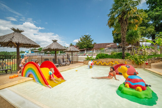 Kinderzwembad, regenboog glijbaan en waterspellen op CLICOCHIC Linotte Le Bugue.