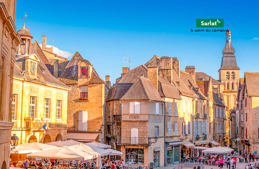 Sarlat, levendige middeleeuwse stad met restaurantterrassen in de Dordogne.