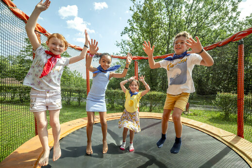 Vrolijke kinderen springen op trampoline op camping CLICOCHIC Linotte in Le Bugue (24).