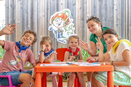 Kinderanimatie, creatieve activiteit met de animator op camping CLICOCHIC Linotte in Le Bugue (24).