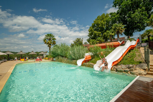 Buitenzwembad met waterglijbanen op camping CLICOCHIC Linotte in Le Bugue (24).