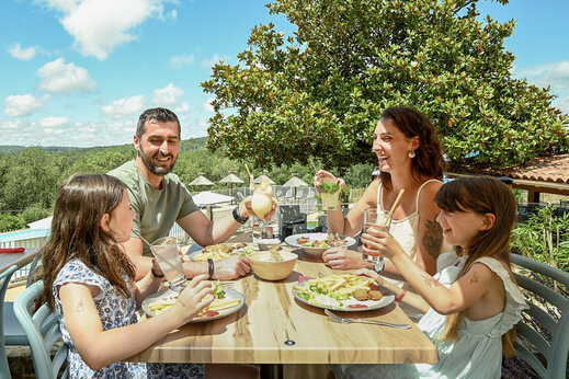 Familie luncht in het restaurant van camping CLICOCHIC Linotte in Le Bugue (24).