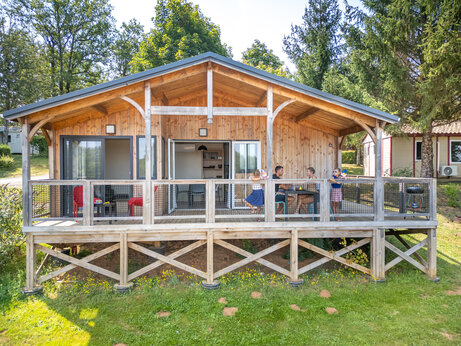 Houten Mobil-home met terras op camping CLICOCHIC Linotte, Le Bugue (24).