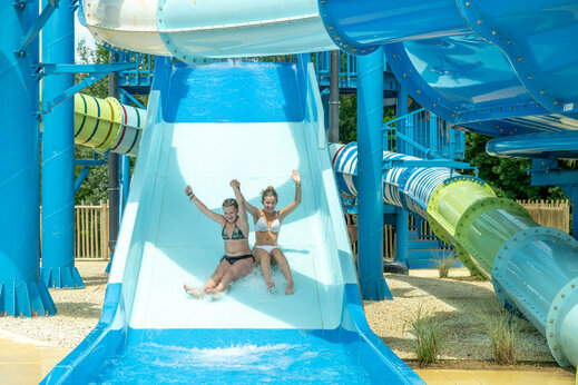 Jonge vrouwen op reuzenglijbaan waterpark camping CLICOCHIC Linotte in Le Bugue (24).