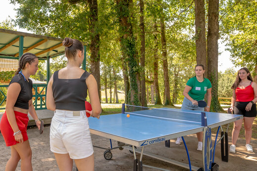 Tafeltennisactiviteit voor jongeren op camping CLICOCHIC Linotte in Le Bugue (24).