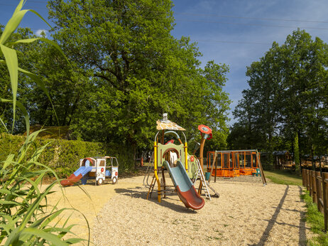Kinderspeeltuin, glijbanen en trampoline op camping CLICOCHIC Linotte in Le Bugue.