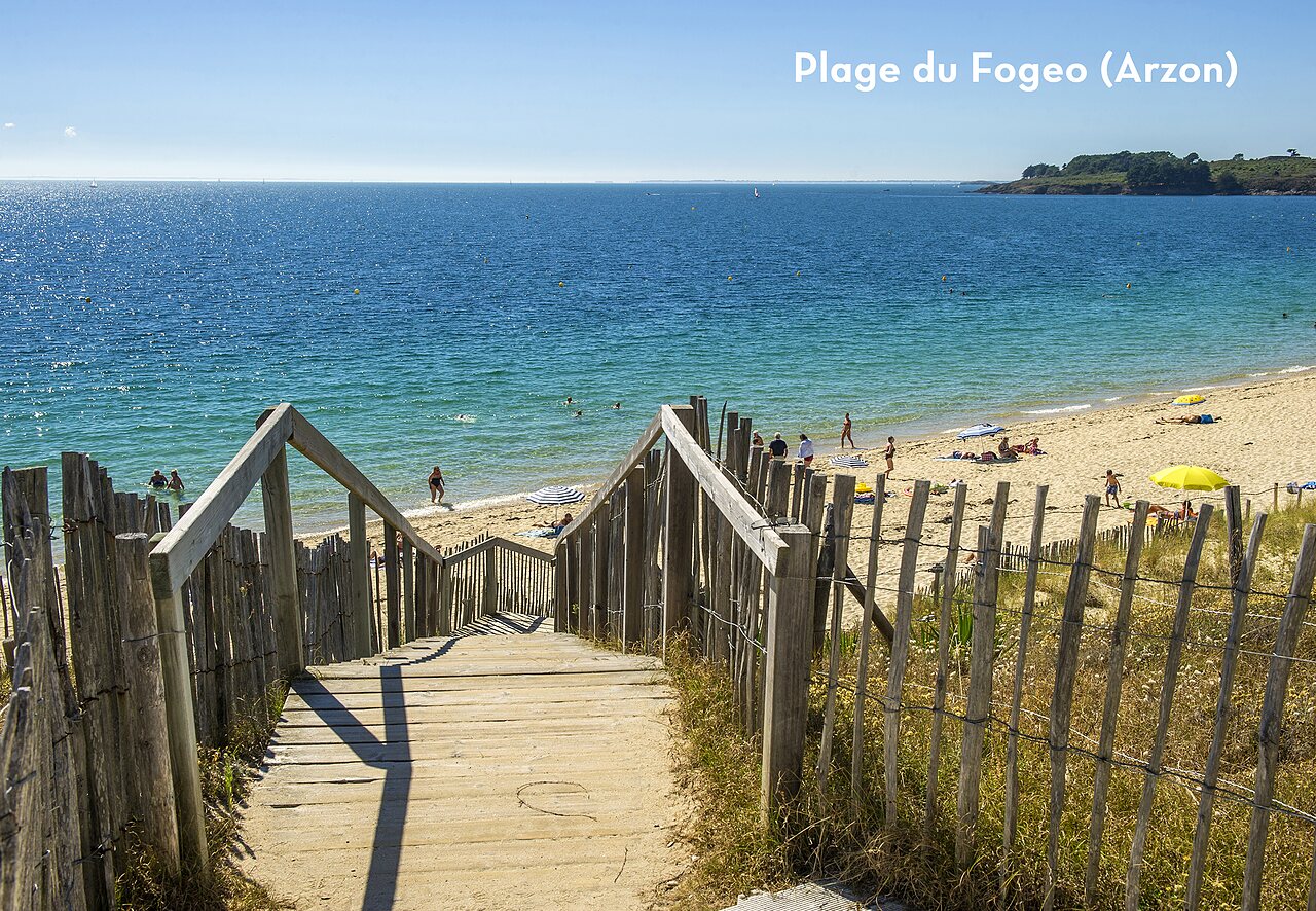 Plage du Fogeo in Arzon, Morbihan, met houten toegang en turquoise zee.